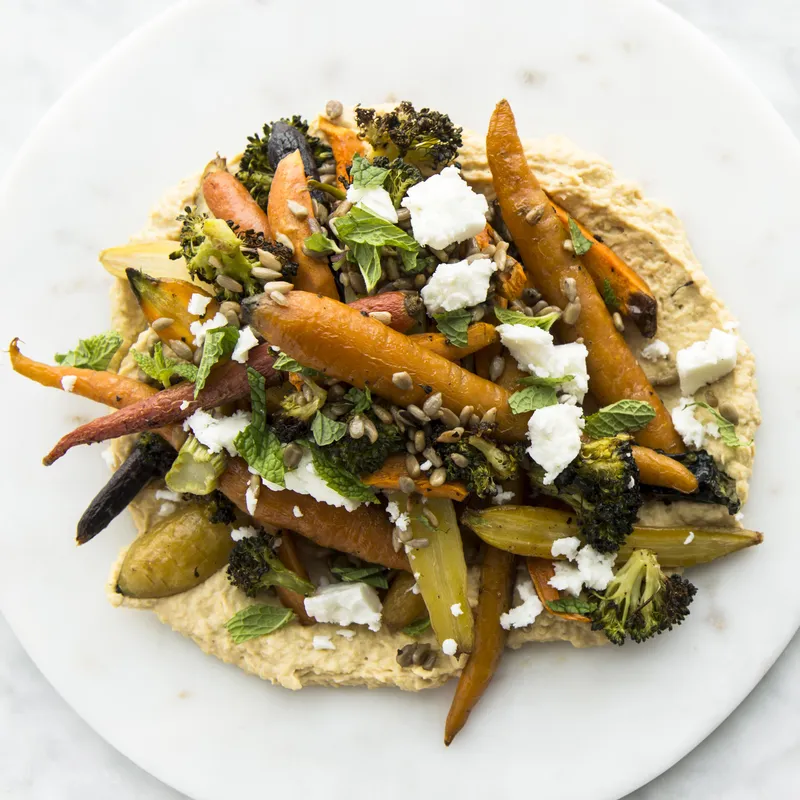 Légumes et graines de tournesol rôtis, houmous express et feta