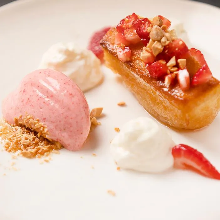 Pouding chômeur, mousse à la crème sure, amandes et sorbet à la fraise