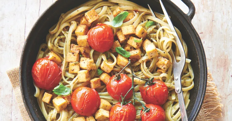 Linguines au pesto et au tofu, tomates rôties à l'ail