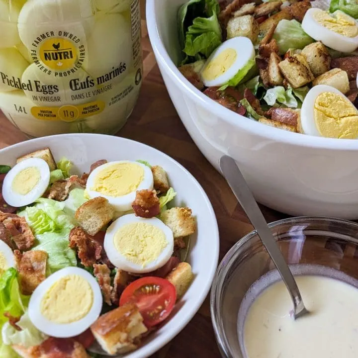 Salade BLT aux oeufs marinés, vinaigrette à l’érable