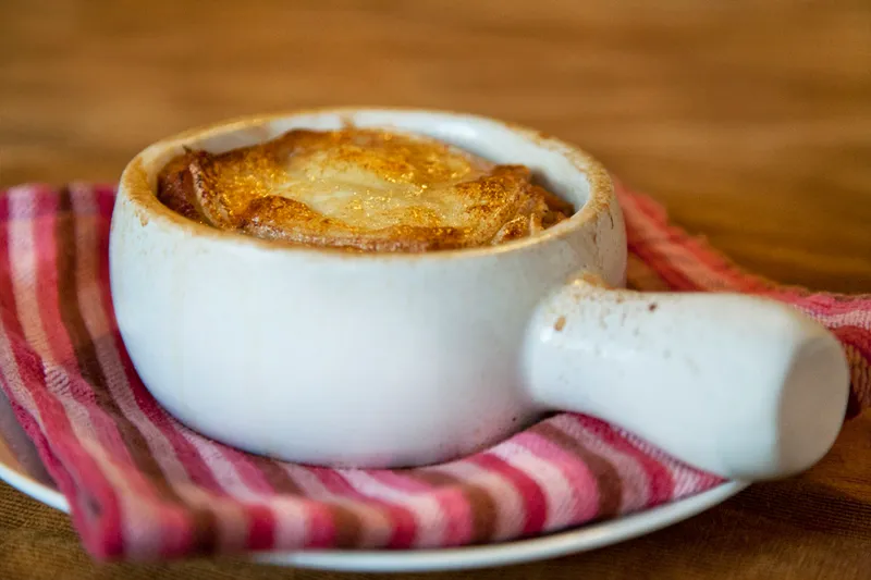 Soupe à l'oignon à la bière gratinée