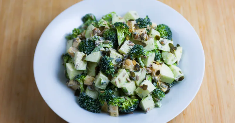 Salade de pommes vertes, brocoli et cheddar
