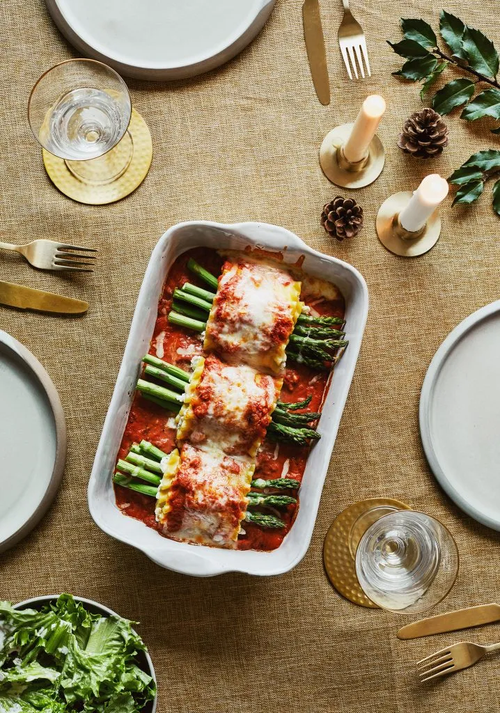 Lasagnes roulées au crabe, au basilic et aux asperges & sauce rosée