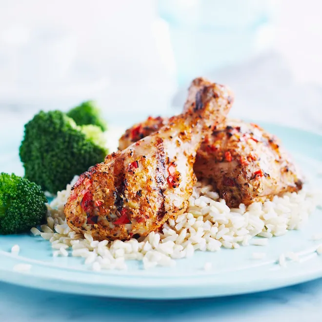 Cuisses de poulet grillées au curcuma à l'indonésienne