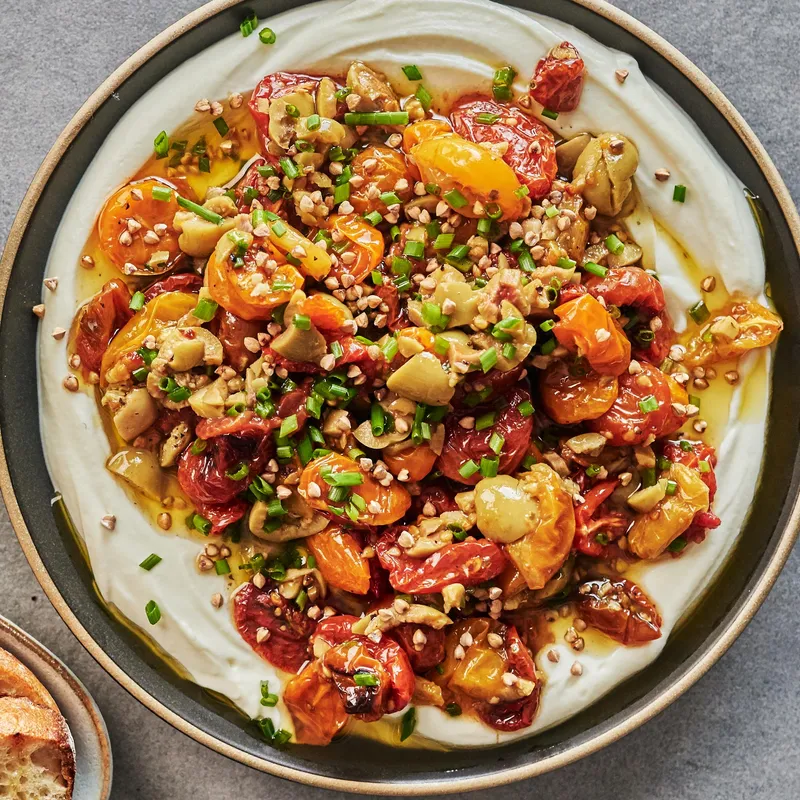Ricotta fouettée, tomates confites et olives