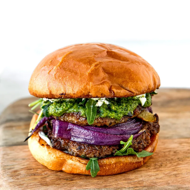 Burgers d’agneau, pesto de roquette et oignon rôti