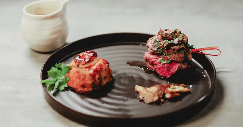 Pithiviers aux champignons, rosace de salade de bœuf et sauce crémeuse aux champignons et brandy