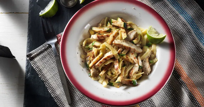 Poulet grillé à la lime avec pâtes au jalapeno