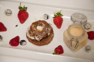 Fondant au chocolat des Pères Trappistes, bleuets bioniques et crème anglaise en verrine
