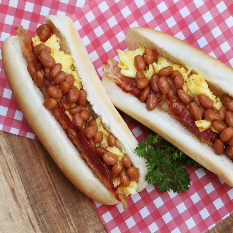 Guédille aux oeufs et fèves au bacon